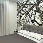 Couette-café De Caprio House